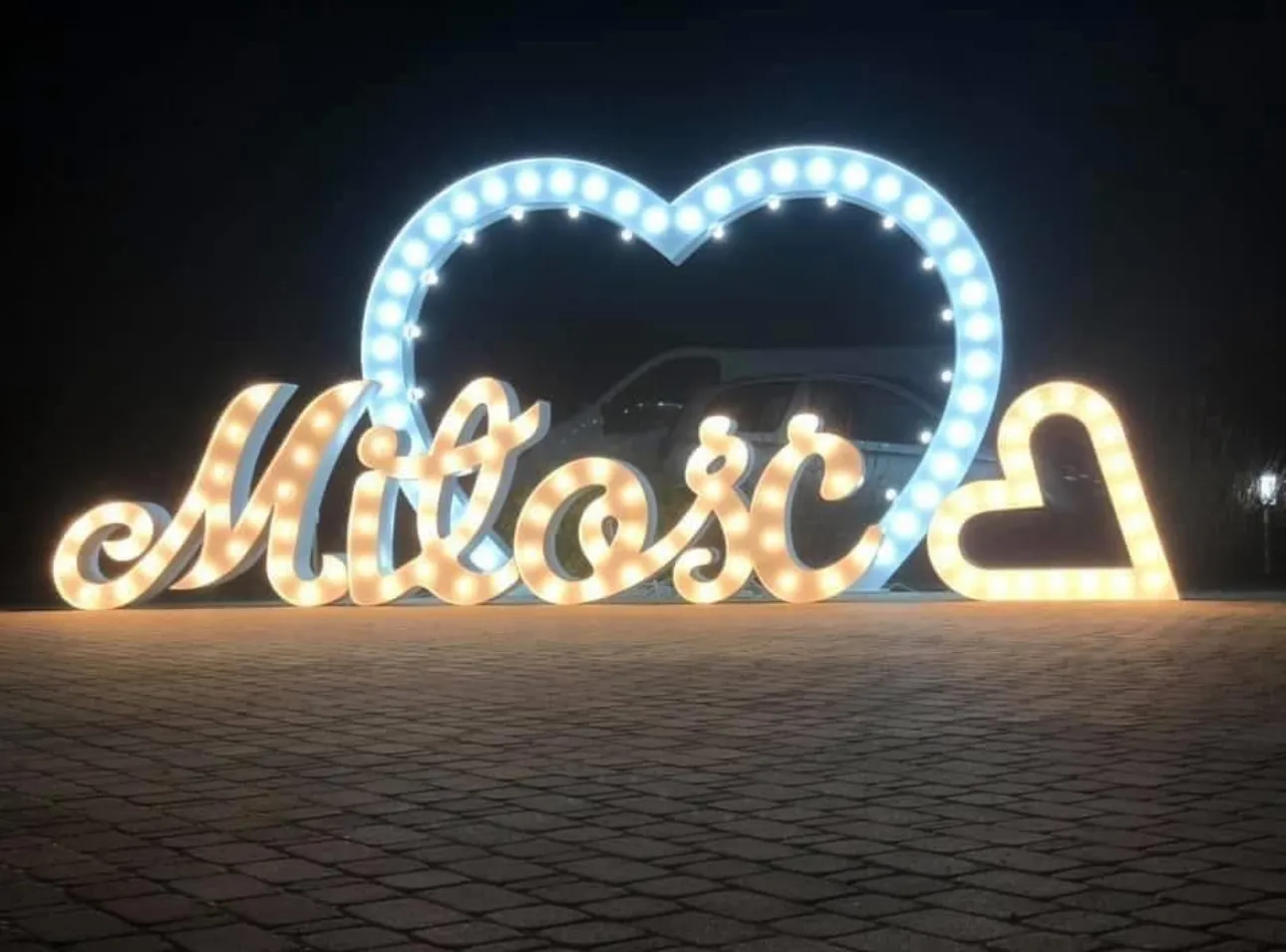 Napis „Miłość” z serduszkiem