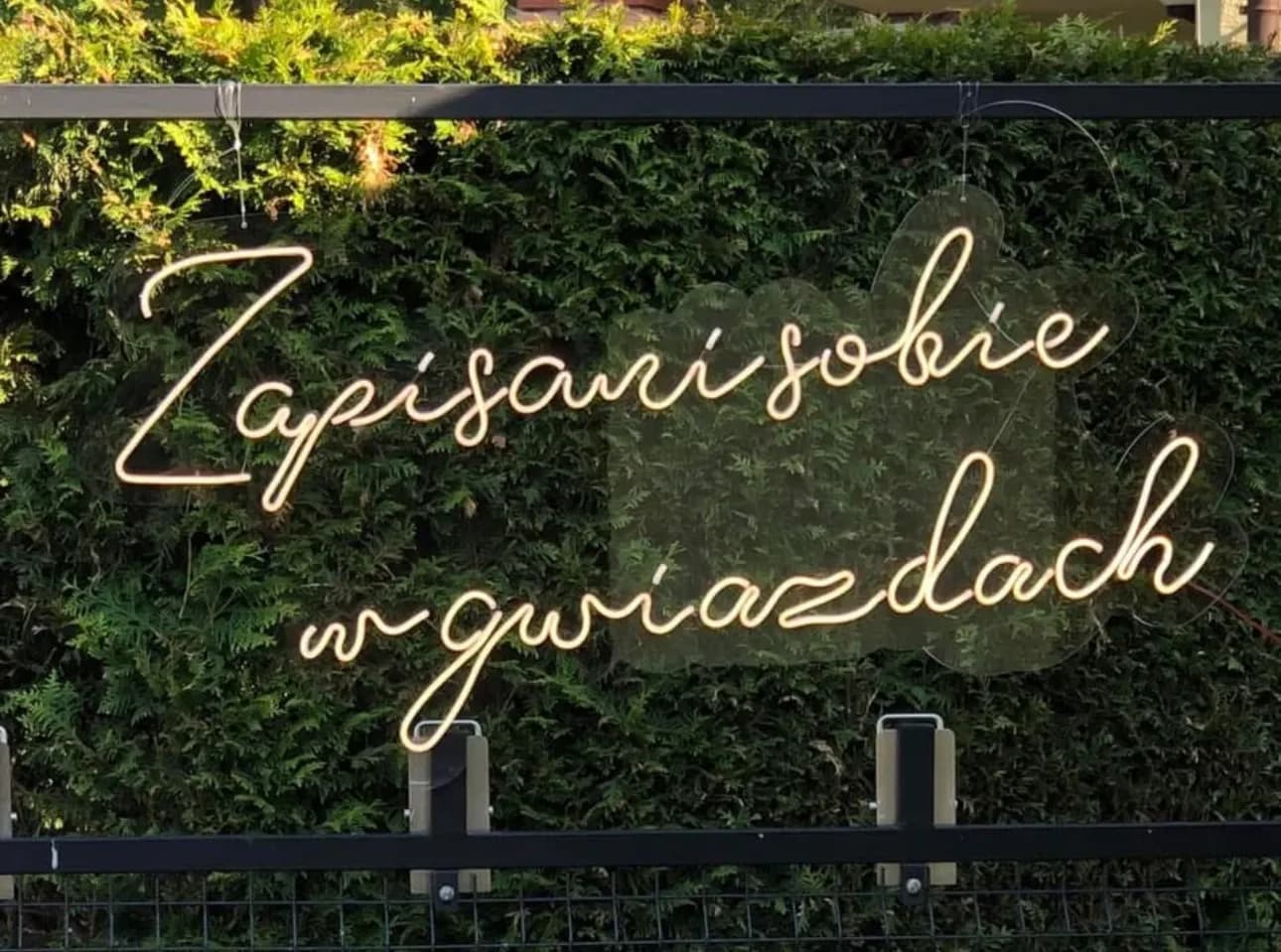 Napis neonowy „Zapisani sobie w gwiazdach”