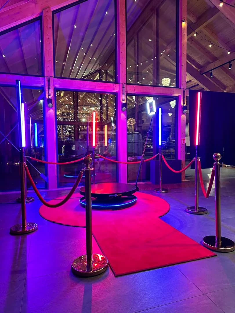 Fotobudka 360, ciężki dym, fontanna iskier, złota ścianka  - powerparty.pl