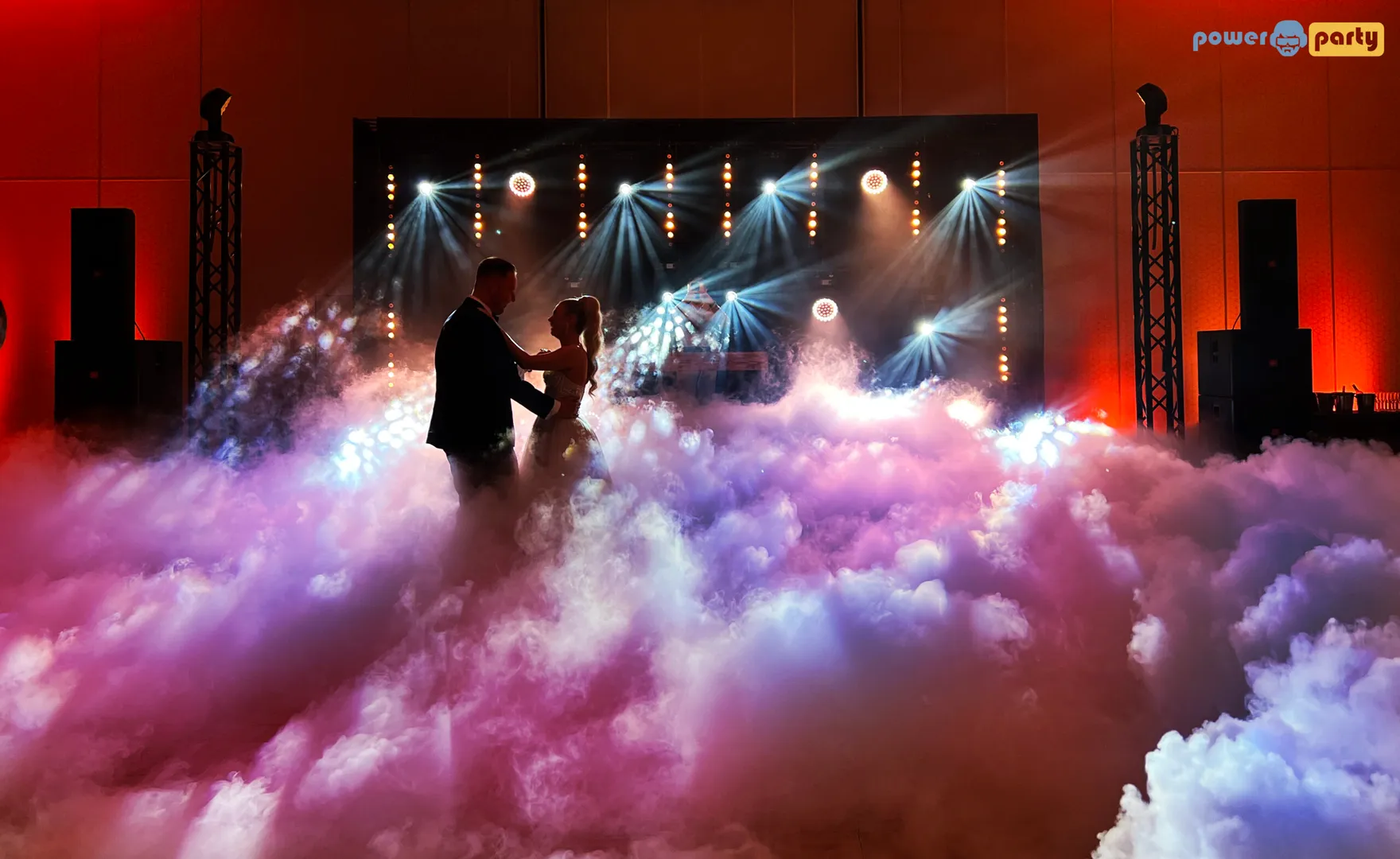Fotobudka 360, ciężki dym, fontanna iskier, złota ścianka  - powerparty.pl