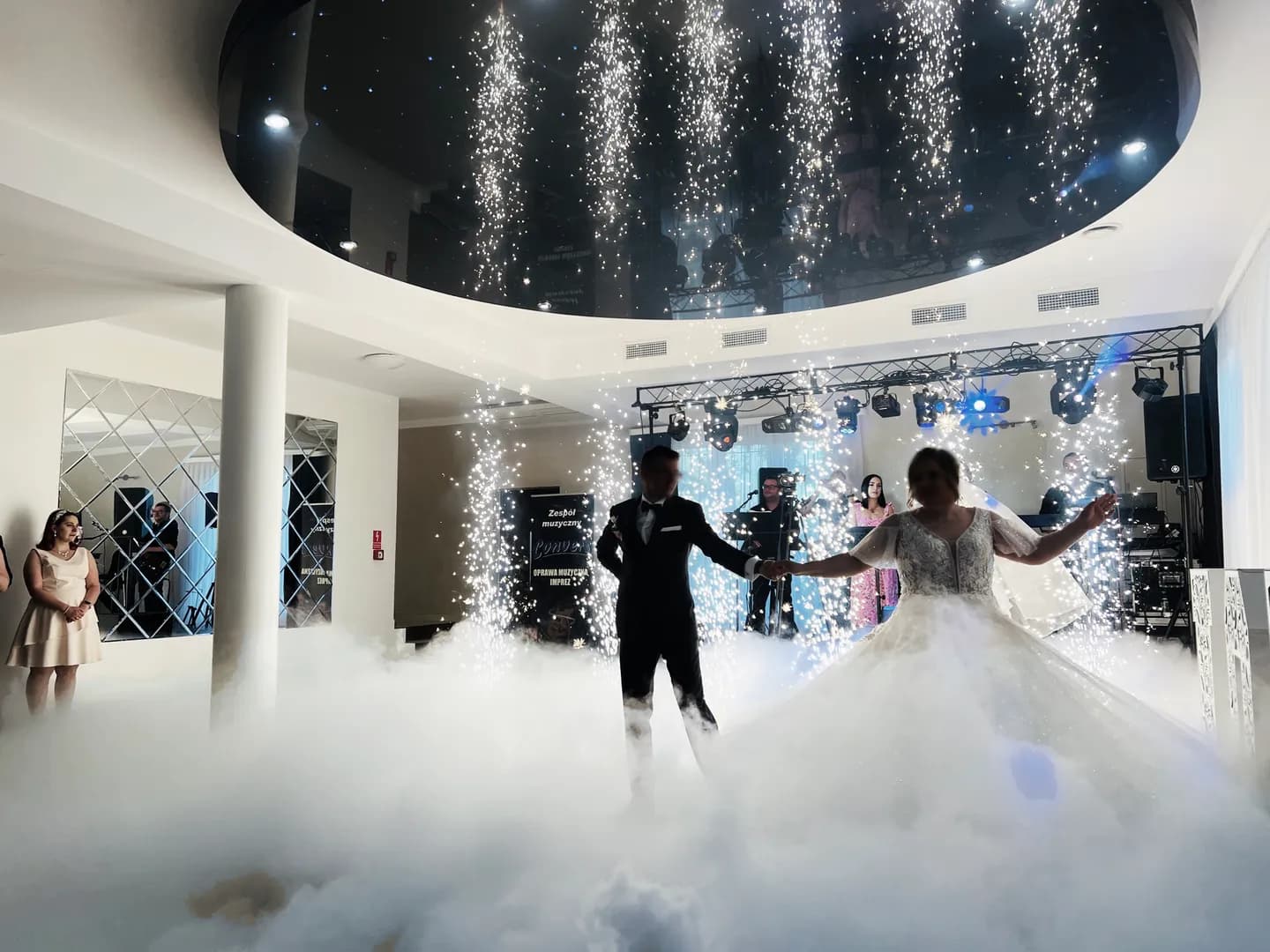 Fotobudka 360, ciężki dym, fontanna iskier, złota ścianka  - powerparty.pl