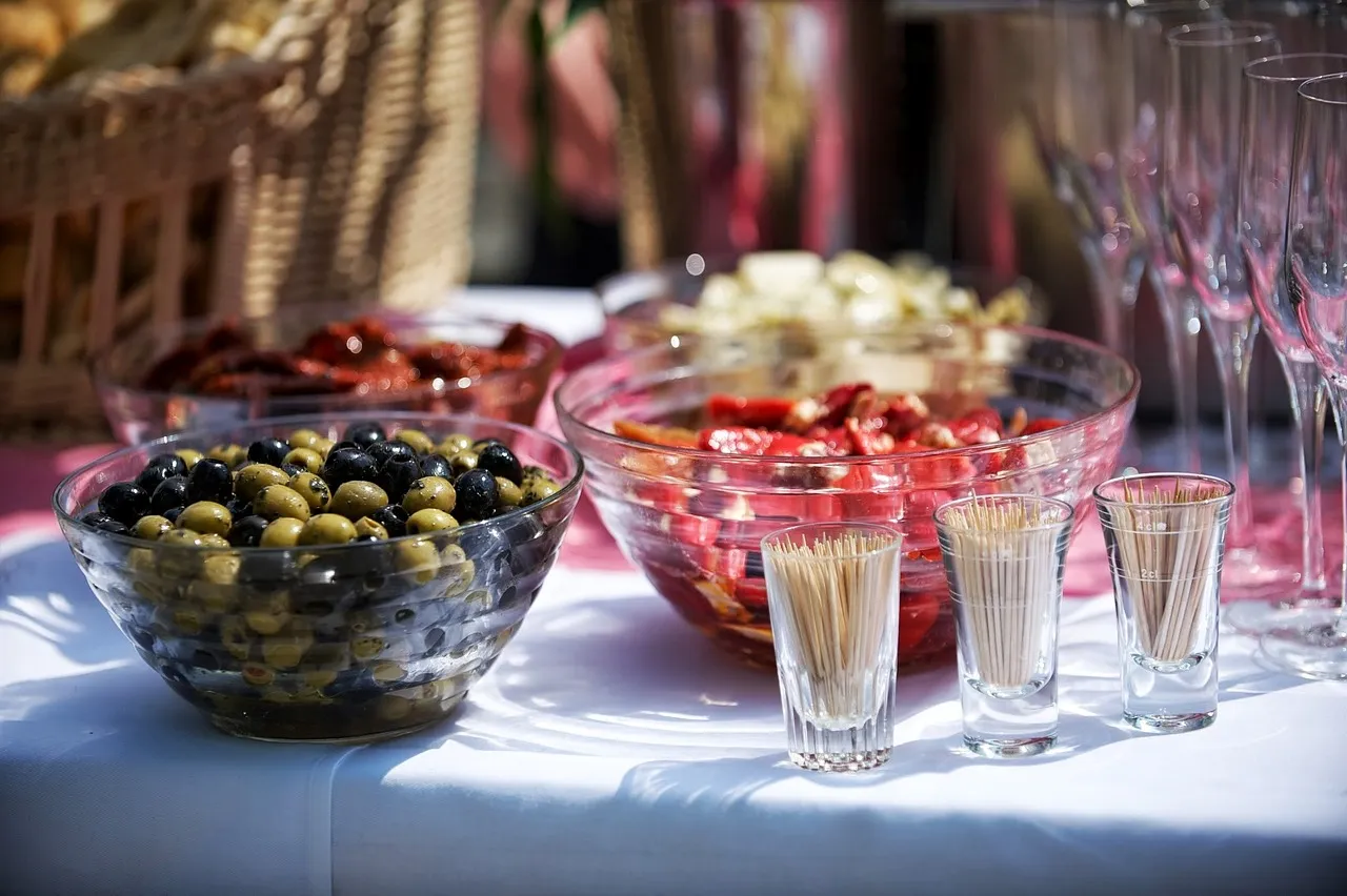Catering na event firmowy - jak nie przepłacić