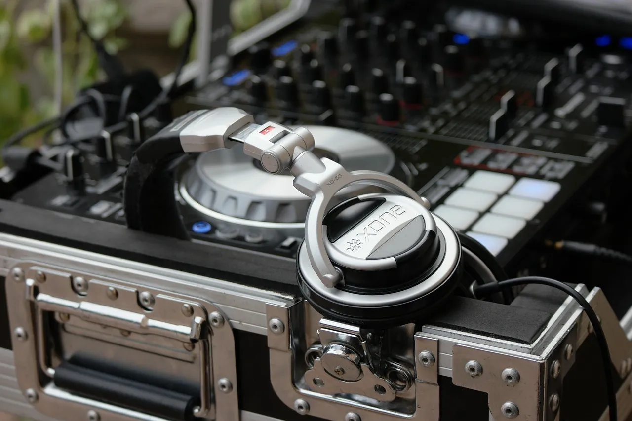 Jak wybrać DJ-a na wesele? 7 pytań, które warto zadać