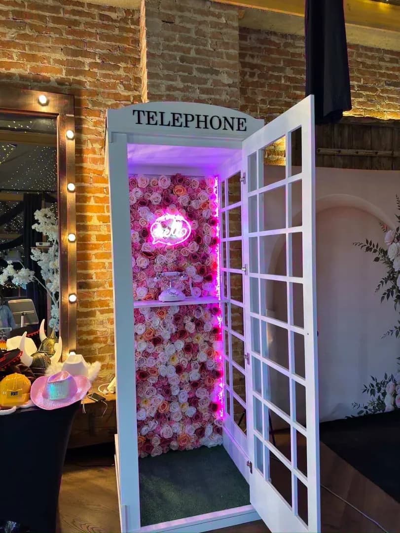 Budka Telefoniczna z telefonem życzeń