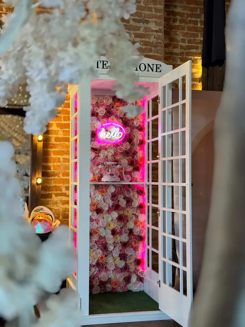 Budka Telefoniczna z telefonem życzeń