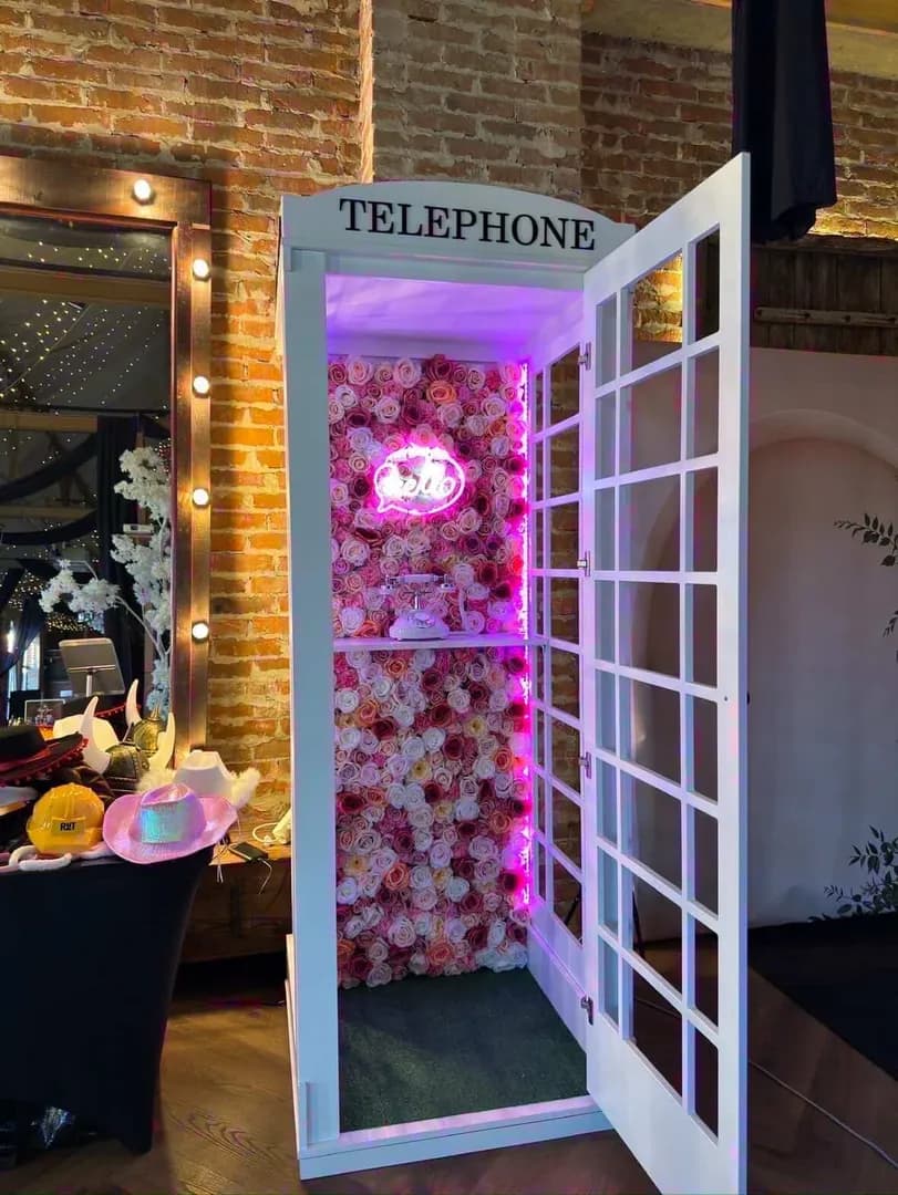 Budka Telefoniczna z telefonem życzeń