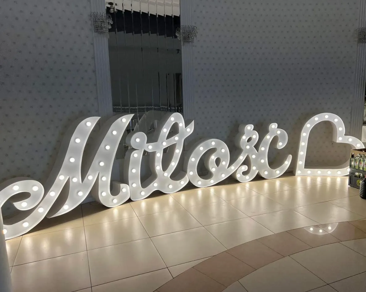 Napis „Miłość” z serduszkiem