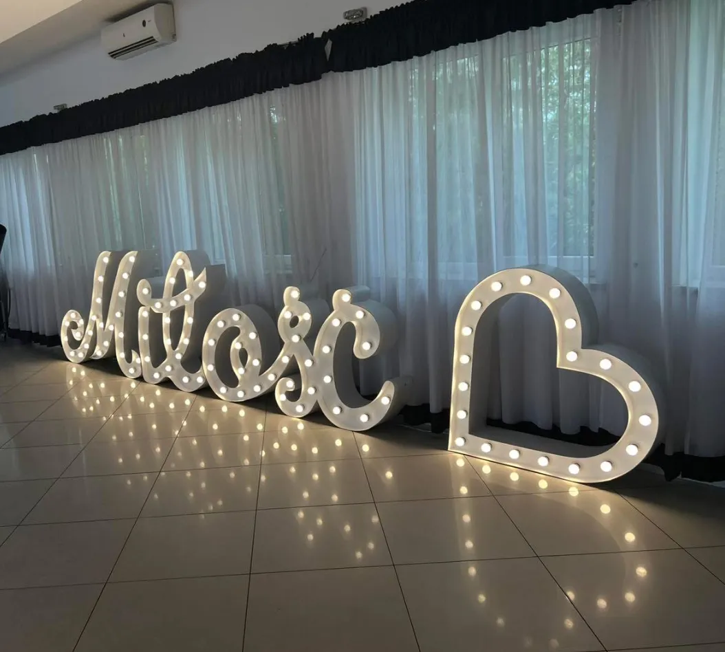 Napis „Miłość” z serduszkiem