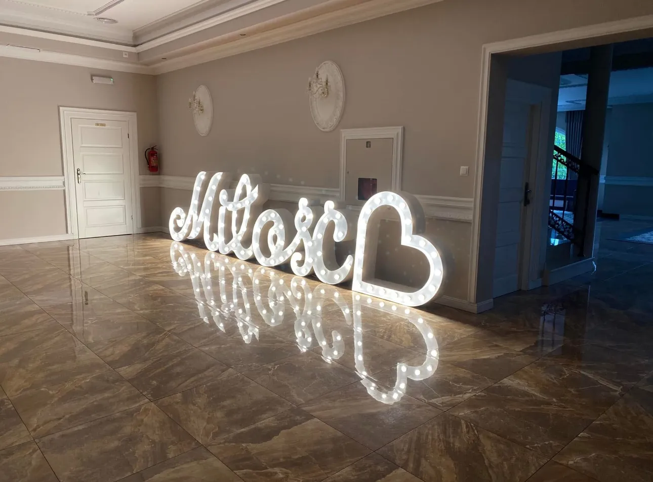 Napis „Miłość” z serduszkiem