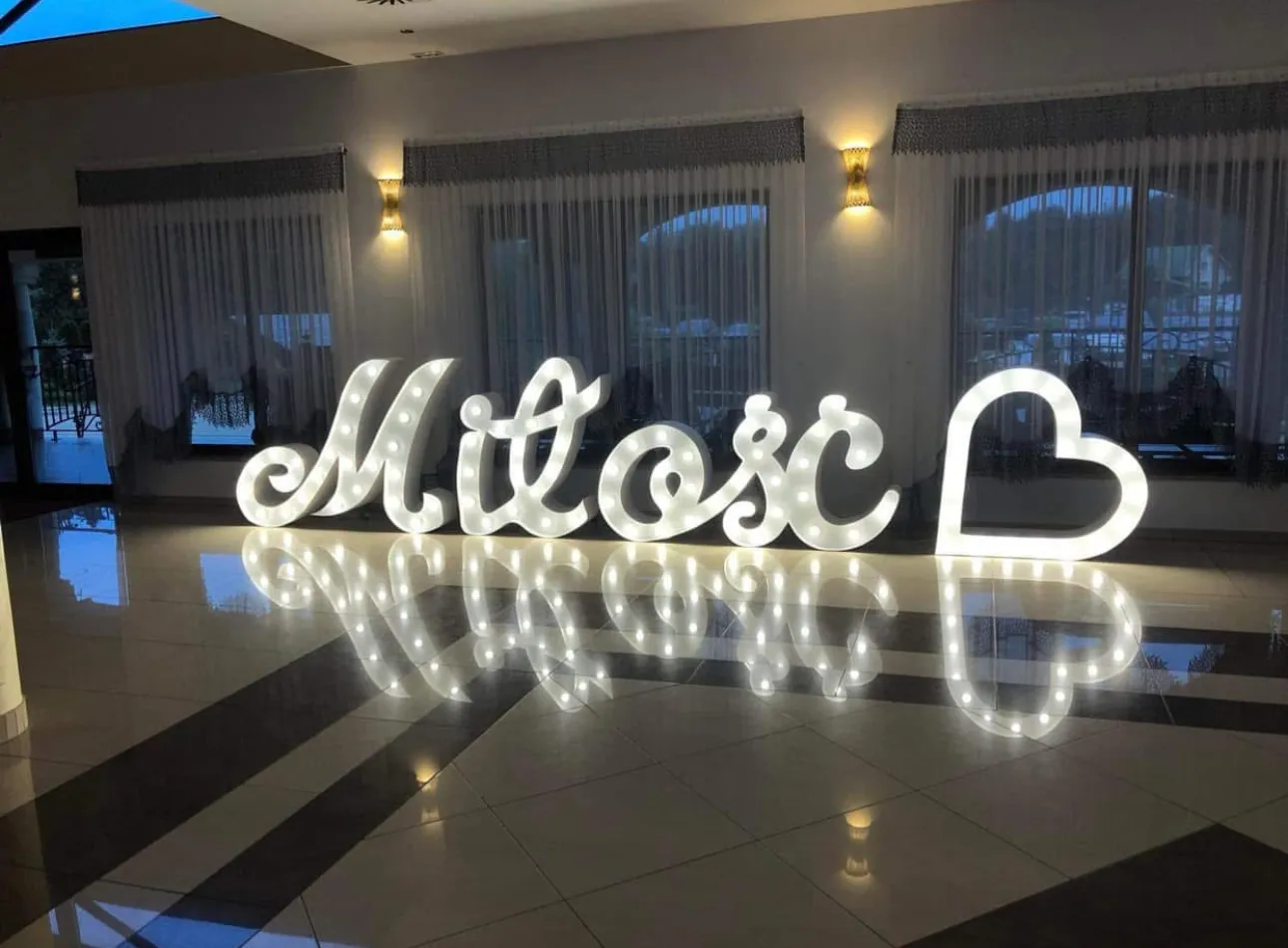 Napis „Miłość” z serduszkiem