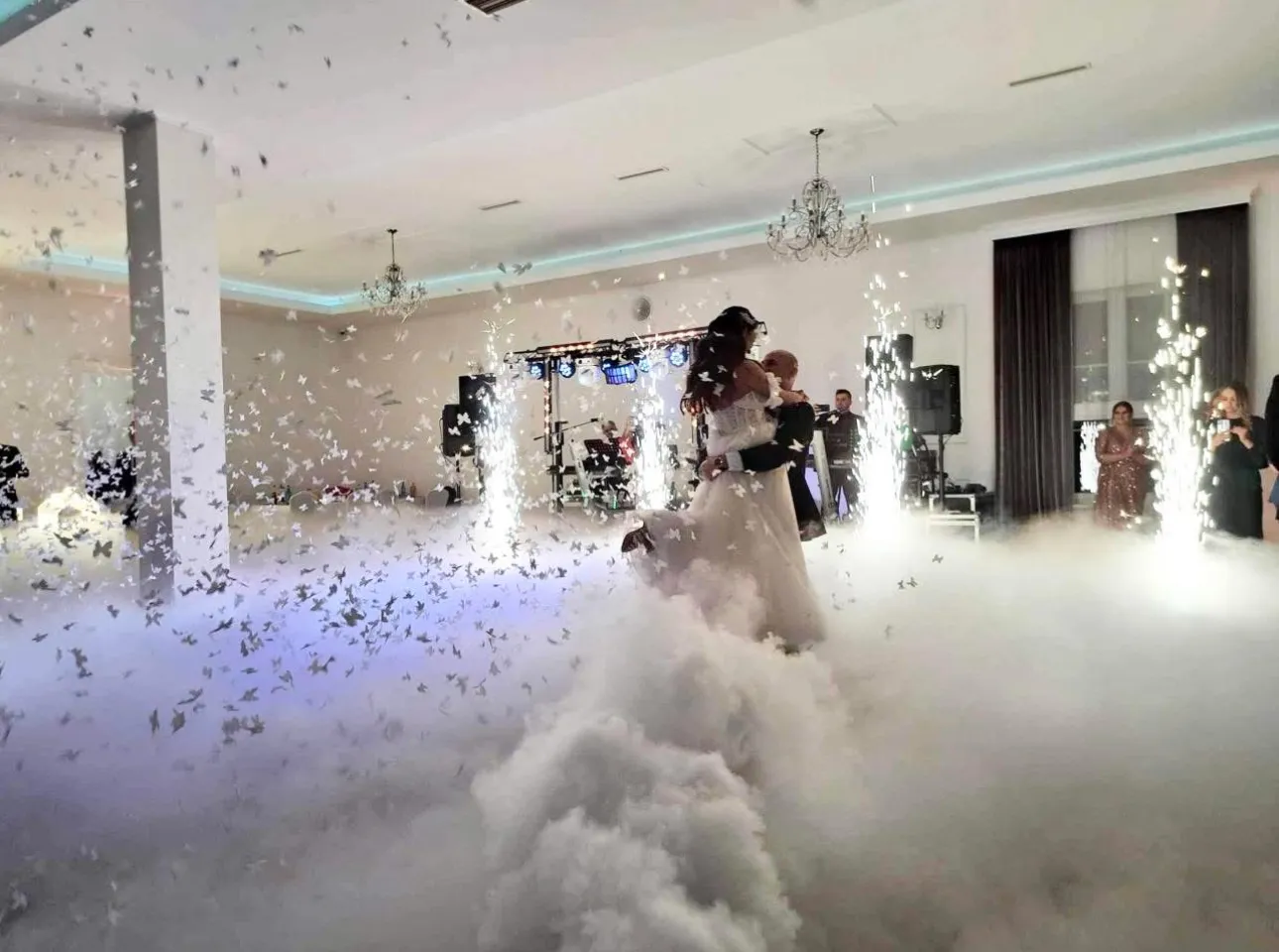 Ciężki dym do pierwszego tańca – efekt „tańca w chmurach”