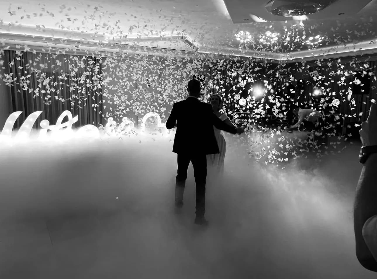 Ciężki dym do pierwszego tańca – efekt „tańca w chmurach”