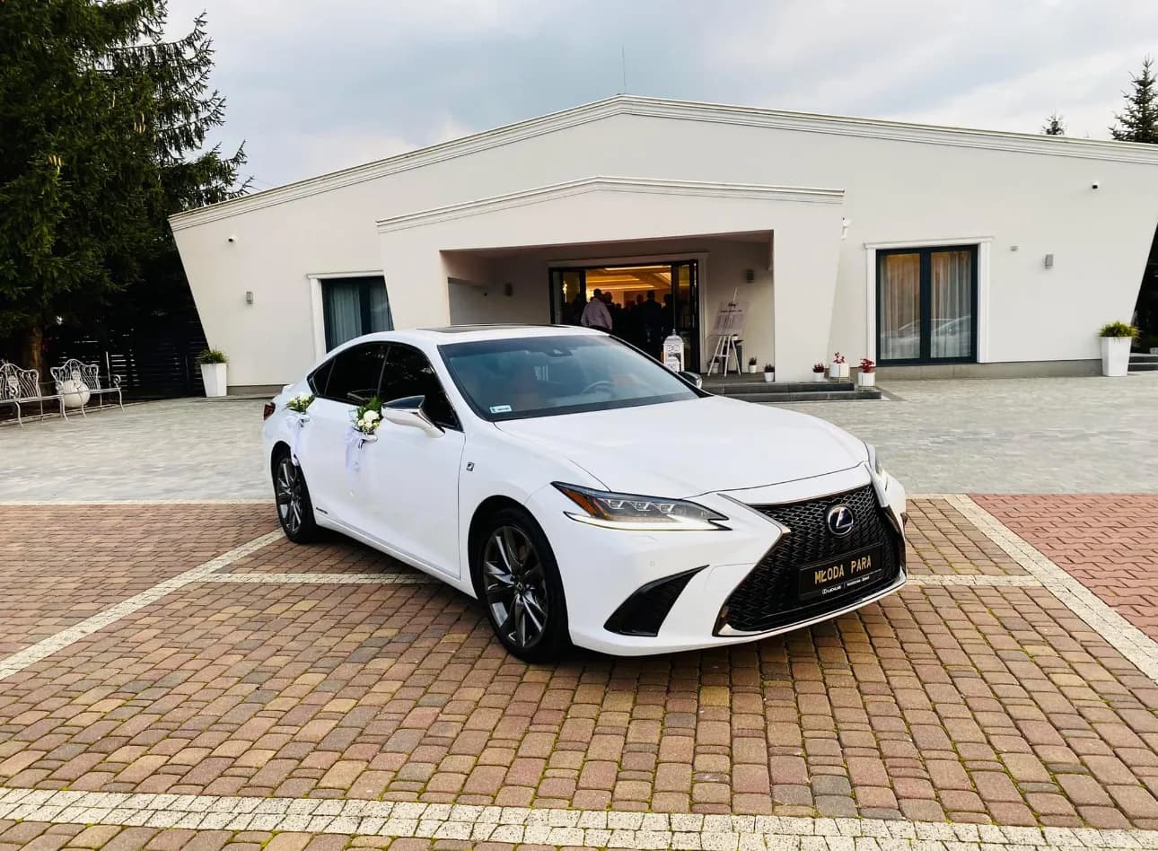 Biały Lexus do ślubu – elegancja i prestiż