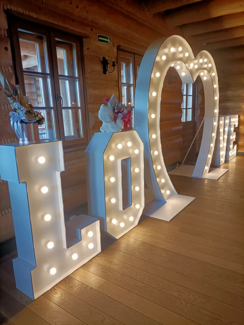 Napis LED „Love” z serduszkiem