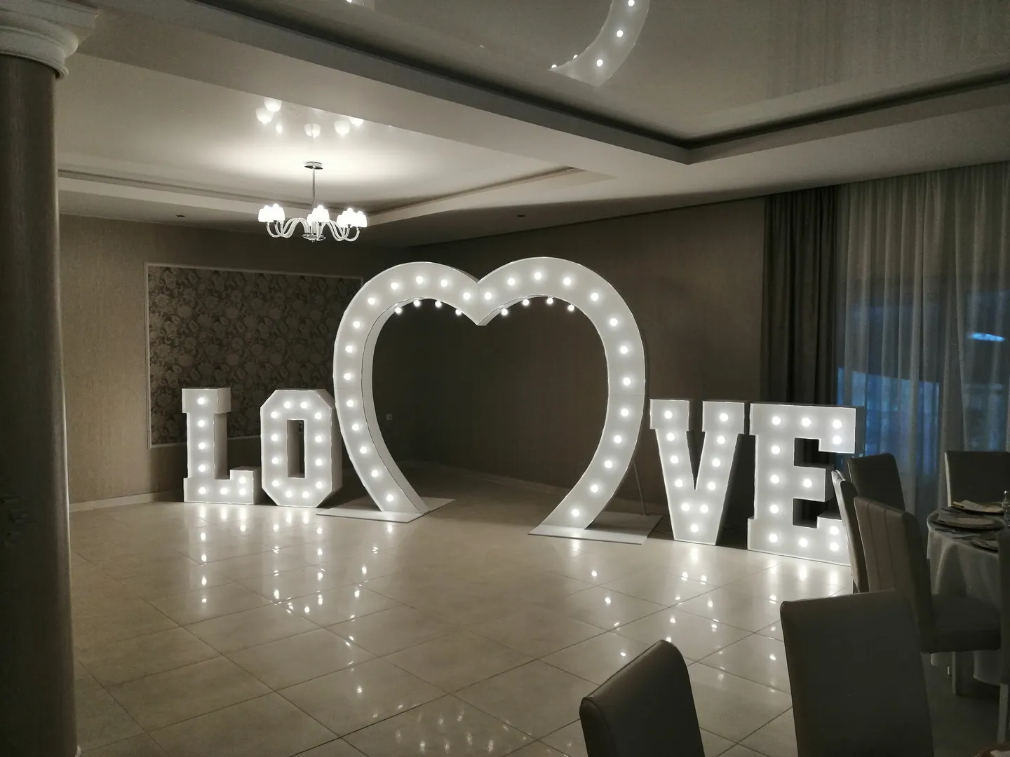 Napis LED „Love” z serduszkiem